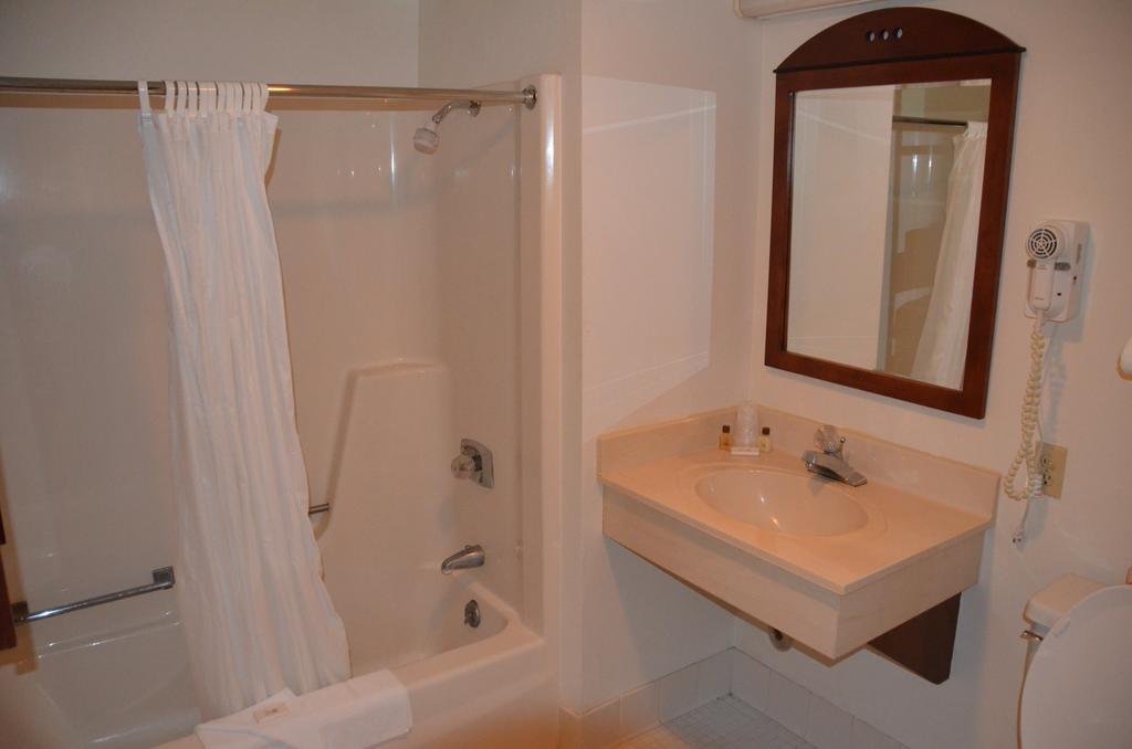 Devil'S Head Resort Merrimac Room photo
